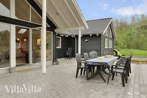 Terrassen är stor och delvis taklagd, vilket gör den perfekt lämpad för den danska sommaren