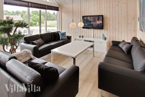 Stugan är mysigt möblerad med soffgrupp och kakelugn, som kan ge lite extra trevnad och värme under en kylig dag