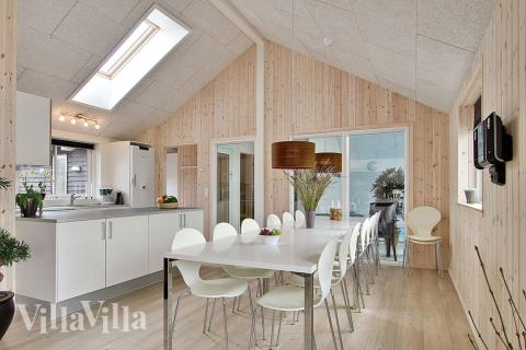 I det stora vardagsrummet som ligger i öppen förbindelse med köket finns gott om plats till gemenskap och trevliga middagar