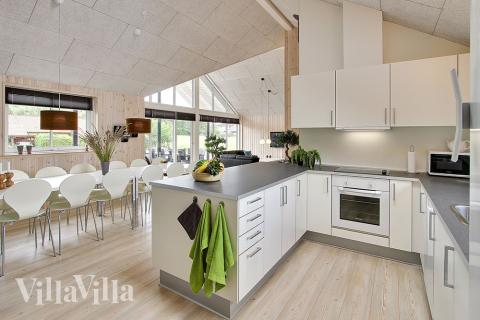 Köket är utrustat med allt man kan tänkas behöva för semesterns matlagning