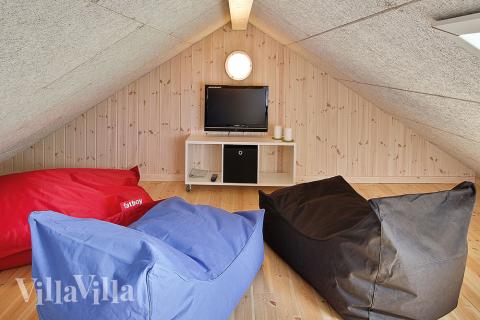 Till barn och unga finns en fristad uppe på loftet, med sköna fatboys och plattskärms-tv med DVD