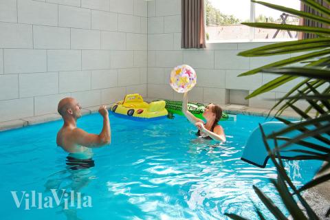 Sommarhuset är späckat med aktiviteter – här finner man bl.a. en härlig poolavdelning med en 18 m2 swimmingpool med vattenrutschbana och inbyggd simträning