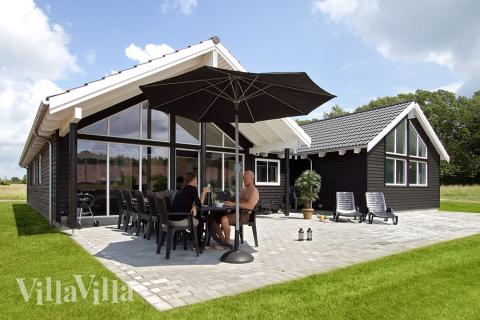 Njut av den danska sommaren på verandan. Till de yngsta finns både sandlåda och gungor