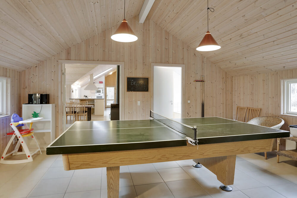 Vardagsrummet är stort och ljust och med utgång till terrassen