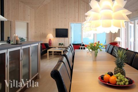 Husets naturliga samlingspunkt är köket i öppen förbindelse med allrummet, där man har soffgrupp, matsalsbord och en massa plats för alla att umgås tillsammans