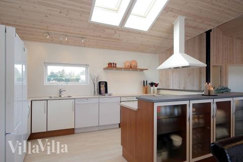 Det välutrustade köket har bl.a. 2 ugnar, diskmaskin och stor frys