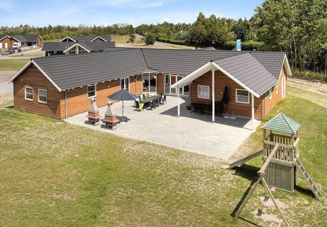 Välkommen till ett fantastiskt lyxsommarhus i Marielyst, fullt med roliga detaljer som t.ex. lektorn, lekhjul, träkana, klättervägg med stegpinnar och dubbla gungstativ