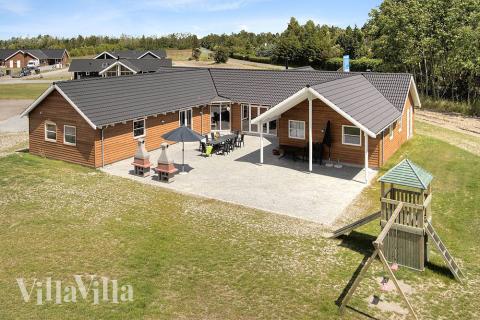 Välkommen till ett fantastiskt lyxsommarhus i Marielyst, fullt med roliga detaljer som t.ex. lektorn, lekhjul, träkana, klättervägg med stegpinnar och dubbla gungstativ