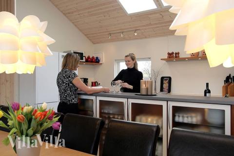 Husets naturliga samlingspunkt är köket i öppen förbindelse med allrummet, där man har soffgrupp, matsalsbord och en massa plats för alla att umgås tillsammans