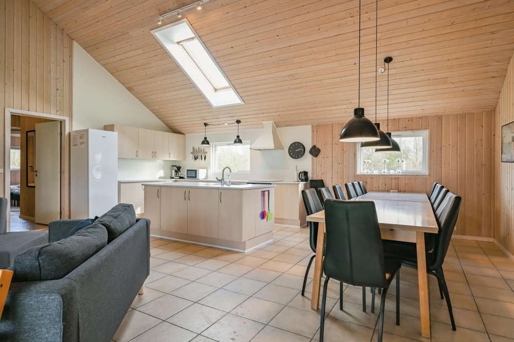 Det stora ljusa vardagsrummet i lyxstuga nr 222 för 18.
