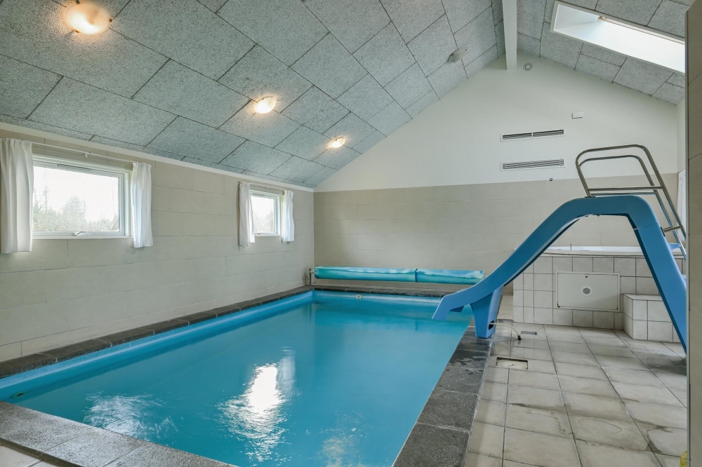 Den härliga poolen i lyxstuga nr 222 för 18 personer