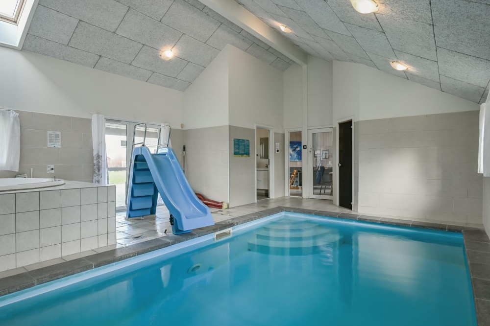Sommarstuga 222 är inredd med en smakfull poolavdelning som har vattenrutschbana, ett stort inbyggt spapad och bastu