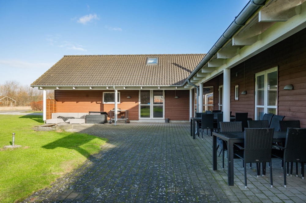Den praktfulla poolstugan nr 222 med plats för 18 personer ligger i Lolland/Falster/Møn