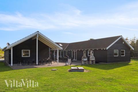 Den praktfulla poolstugan nr 208 med plats för 24 personer ligger i Lolland/Falster/Møn