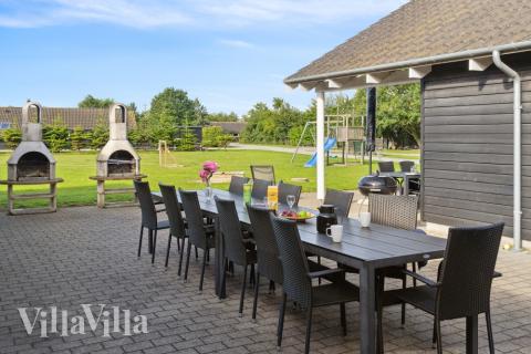 Njut av en grillkväll på terrassen i lyxstuga nr 208 i Lolland/Falster/Møn