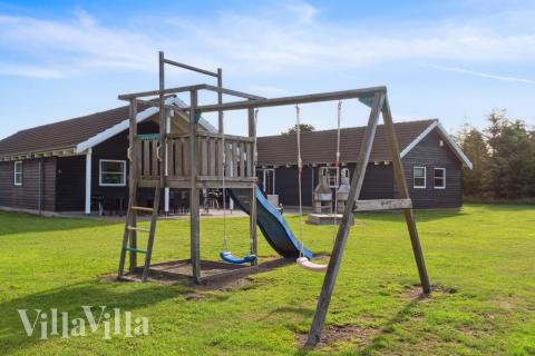Till den trevliga sommarstugan nr 208 i Lolland/Falster/Møn erbjuds en mängd utomhusaktiviteter, t.ex. lektorn och gungor