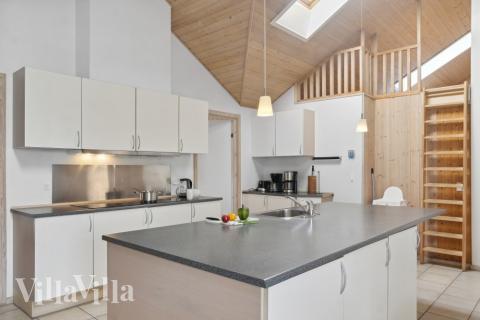 Köket i lyxstuga nr 208 är generöst inrett.