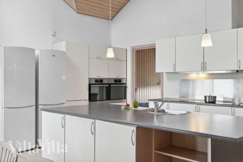 Köket i lyxstuga nr 208 är utrustat så att ni kan laga mat till 24 personer.