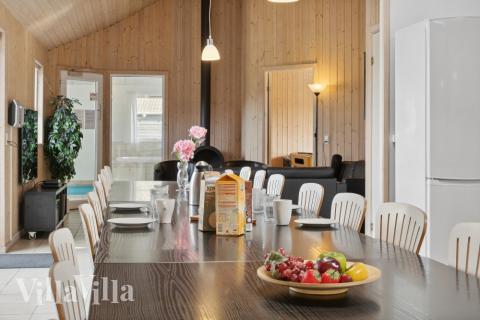 Det stora ljusa vardagsrummet i lyxstuga nr 208 för 24.