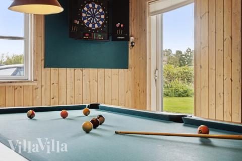 Lyxstuga 208 för 24 personer har ett stort aktivitetsrum med bl.a. biljard och dart