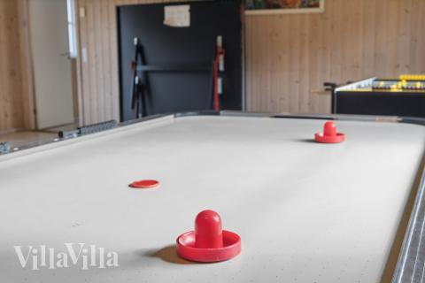 Tävla i sommarhusets aktivitetsrum när ni besöker lyxhus nr 208 i Lolland/Falster/Møn.