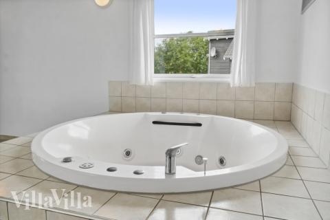 Njut av spabadets värme i lyxstuga nr 208 i Lolland/Falster/Møn