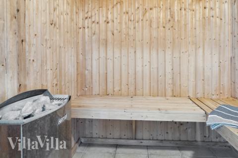 Njut av bastuvärmen i lyxstuga nr 208 för 24 personer