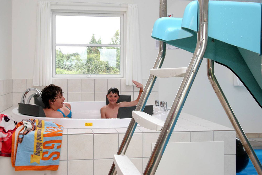 Det finns rum för avslappning och rekreation i husets inbyggda spa och bastu