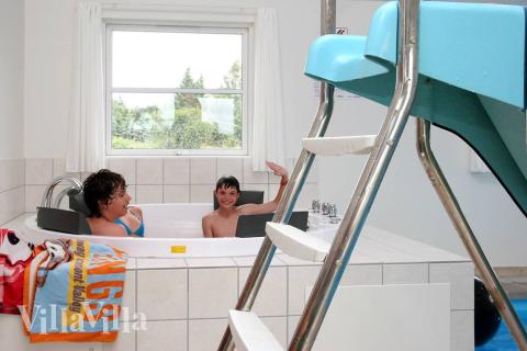 Det finns rum för avslappning och rekreation i husets inbyggda spa och bastu