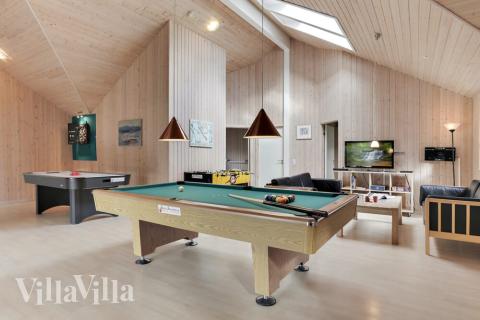 Förutom de många timmar som du kan tillbringa i stugans poolavdelning erbjuder lyxstuga 177 även biljard, bordtennis och dart
