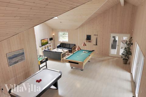 Lyxstuga 177 för 24 personer har ett stort aktivitetsrum med bl.a. biljard och dart