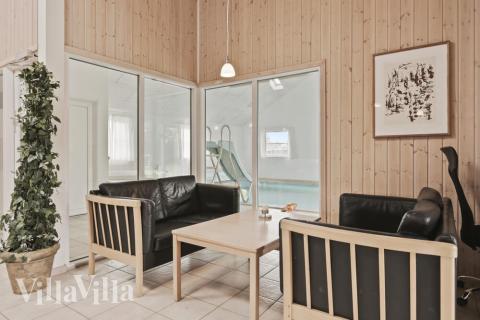 Det stora ljusa vardagsrummet i lyxstuga nr 177 för 24.