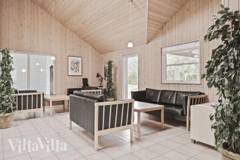 Vardagsrummet i lyxstuga nr. 177 har plats för 24 personer.