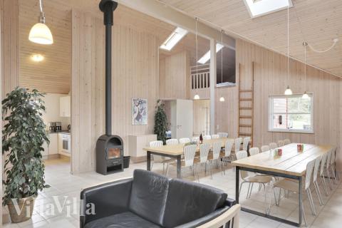 Ni kan sitta 24 personer tillsammans i vardagsrummet när ni besöker lyxhus nr 177 i Lolland/Falster/Møn.