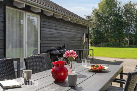 På terrassen i sommarhus nr 177 finns det plats för upp till 24 gäster.
