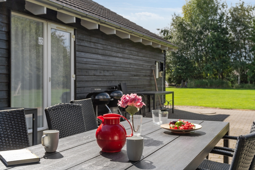 På terrassen i sommarhus nr 177 finns det plats för upp till 24 gäster.