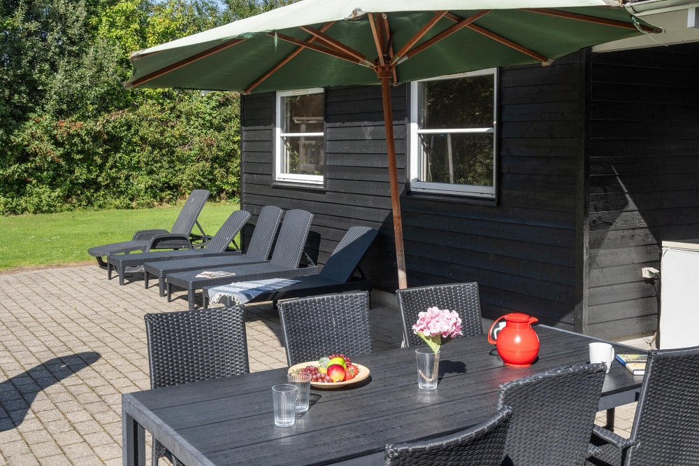 Njut av en grillkväll på terrassen i lyxstuga nr 177 i Lolland/Falster/Møn