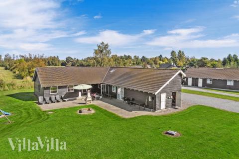 Den praktfulla poolstugan nr 177 med plats för 24 personer ligger i Lolland/Falster/Møn