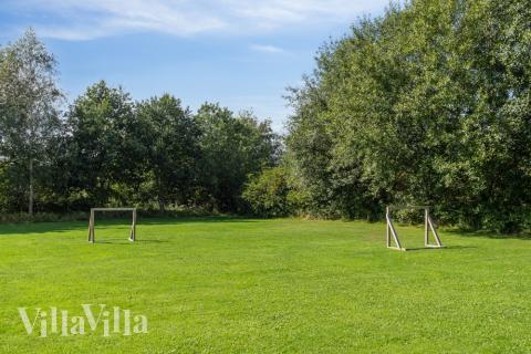 Förutom de många timmar som du kan tillbringa i stugans poolavdelning erbjuder lyxstuga 177 även många utomhusaktiviteter