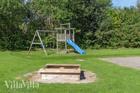 Till den trevliga sommarstugan nr 177 i Lolland/Falster/Møn erbjuds en mängd utomhusaktiviteter, t.ex. lektorn och gungor