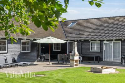 Lyxstuga nr 177 har en härlig terrass med sköna trädgårdsmöbler för 24 personer.