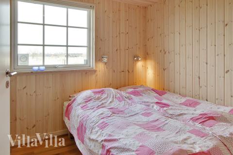 Sovrummen är ljust inredda med antingen dubbel- eller enkelsäng och inbyggda garderober