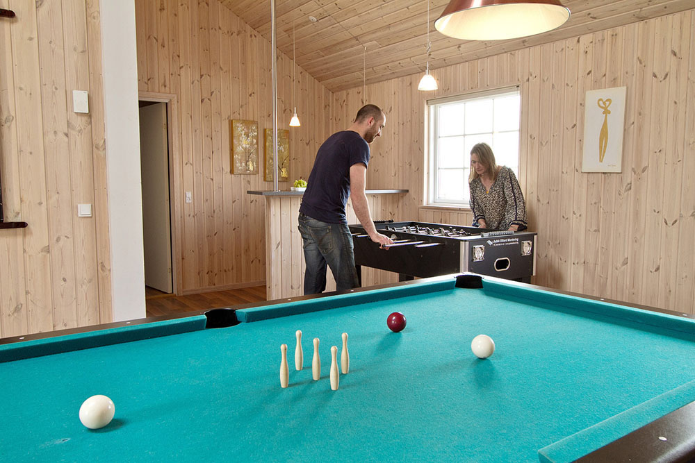 Här kan man utmana varandra till en vänskaplig duell i både biljard, dart, bordtennis eller fotbollspel. På husets Playstation 2 kan man förutom spela även se en bra film
