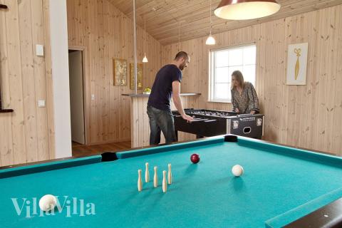 Här kan man utmana varandra till en vänskaplig duell i både biljard, dart, bordtennis eller fotbollspel. På husets Playstation 2 kan man förutom spela även se en bra film