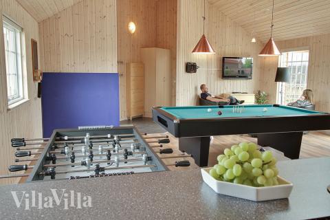 I husets aktivitetsrum är det inrättat en mysig bar med kylskåp där man kan mixa drinkar eller servera kalla drycker till de spelande