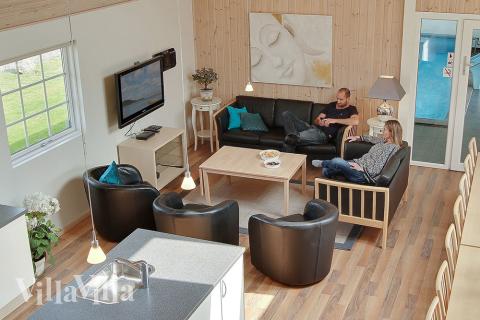 Huset är inrättat med 2 bekväma soffgrupper