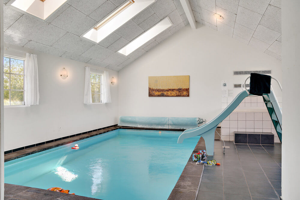 Sommarstuga 253 är inredd med en smakfull poolavdelning som har vattenrutschbana, ett stort inbyggt spapad och bastu