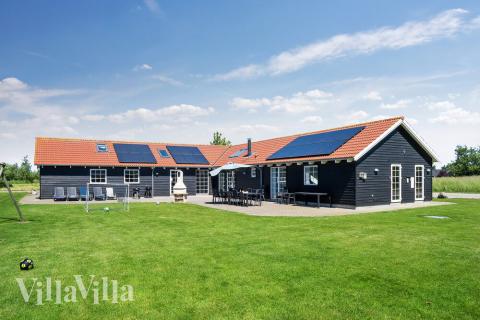 Den praktfulla poolstugan nr 253 med plats för 20 personer ligger i Lolland/Falster/Møn