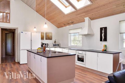 Köket i lyxstuga nr 253 är utrustat så att ni kan laga mat till 20 personer.