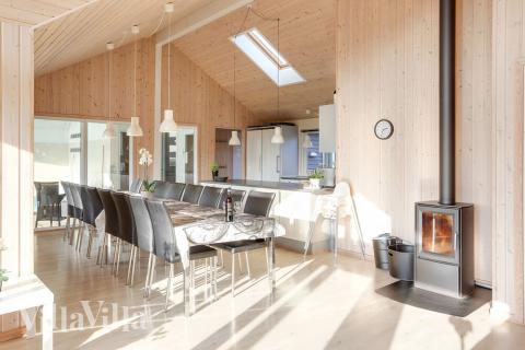 Vardagsrummet i lyxstuga nr. 272 har plats för 18 personer.